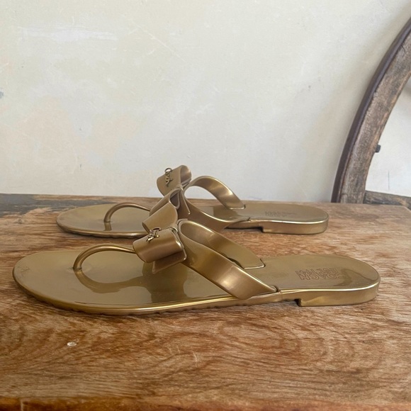 COACH Gold Jelly Flip Flops Bows & Logos Worn Once 10M Perfect for Pool & Beach - Picture 5 of 12